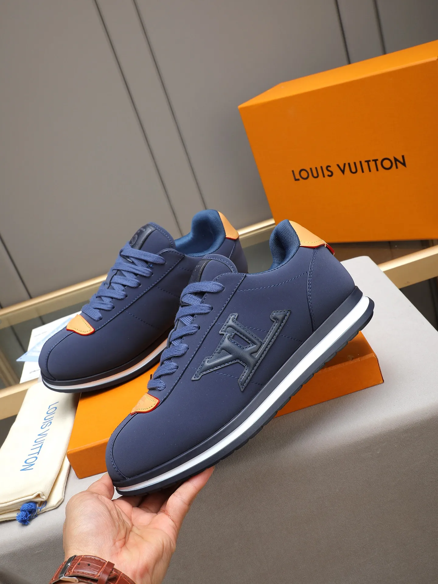 PP560 LV Louis Vuitton L Jialu Brand Runner Tatic Series Thick-soled Casual Sports Shoes Running Shoes Original purchase, development and production This LV Runner Tatic sports shoe combines technical materials such as mesh fabric and ribbons to interpret the inspiration of traditional mountaineering shoes. LV letters are written on one side, the lariat buckle of the quick lacing system is embellished with Monogram flowers and Louis Vuitton logos, and the light and wear-resistant rubber outsole completes the whole. ▪️Fabric: Original imported cowhide + mesh ▪️Inner lining: Original customized breathable mesh ▪️Sole: Original open-molded anti-slip rubber combination material ▪️Size: Men's 38-44 (customized for 45 and 46)